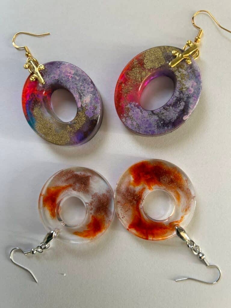 boucles d'oreilles en résine époxy