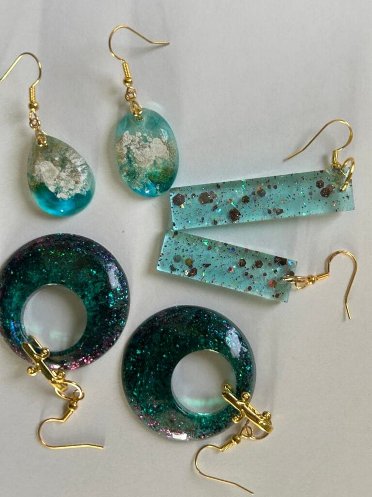 boucles d'oreille en résine époxy