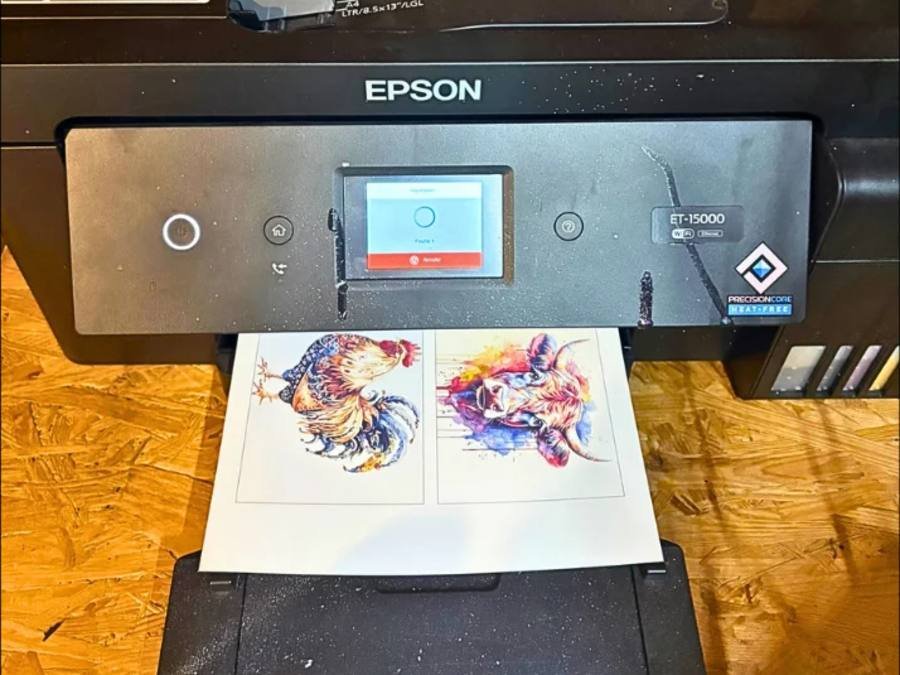 Imprimante Epson ET-15000 à réservoirs de l’Atelier Sublival avec une planche de transferts en sortie de bac