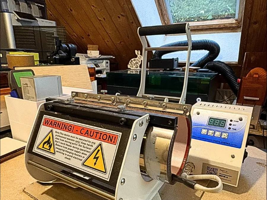 Presse à mugs et gourdes MPR3 de Print Equipment dans l’atelier Sublival à Boudevilliers