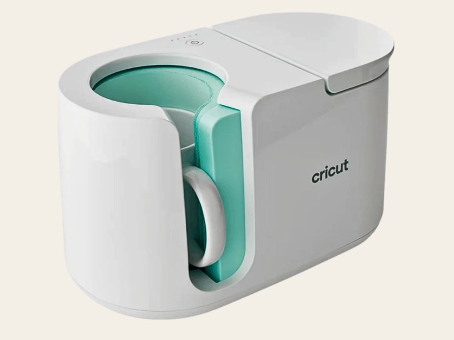 Presse à mug Cricut avec un mug en place, Atelier Sublival à Boudevilliers